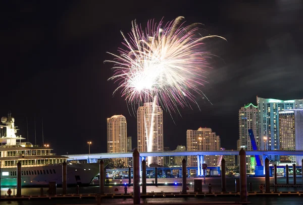 Feux d'artifice sur les toits de Miami — Photo