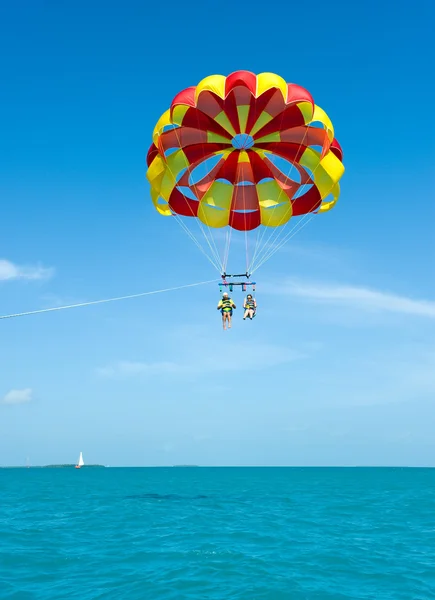 Para sailing near coast — Stock Photo, Image