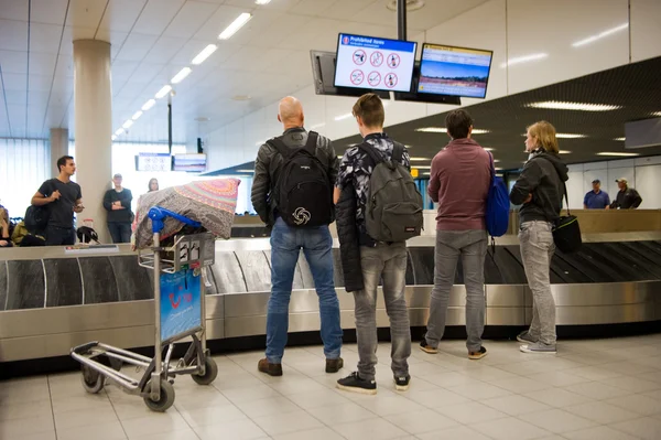 Menschen gefundenes Fressen für Koffer — Stockfoto