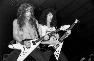 ZWOLLE, The NETHERLANDS - 11 Şubat 1984: Metallica, Hollanda 'daki Zwolle kentindeki IJsselhal' daki ilk konserinde sahnede canlı performans sergiledi..