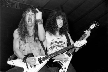 ZWOLLE, The NETHERLANDS - 11 Şubat 1984: Metallica, Hollanda 'daki Zwolle kentindeki IJsselhal' daki ilk konserinde sahnede canlı performans sergiledi..