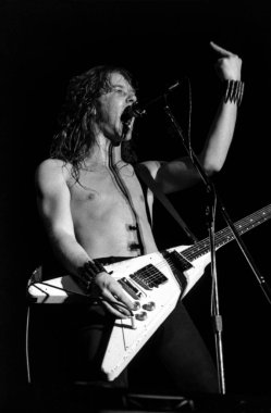 ZWOLLE, The NETHERLANDS - 11 Şubat 1984: Metallica, Hollanda 'daki Zwolle kentindeki IJsselhal' daki ilk konserinde sahnede canlı performans sergiledi..