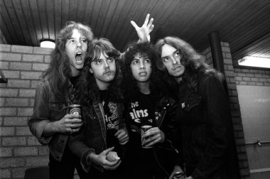 ZWOLLE, NETHERLANDS - 11 Şubat 1984: Hollanda 'daki Zwolle kentindeki IJsselhal' daki ilk konserlerinden hemen önce soyunma odasında Metallica.