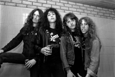 ZWOLLE, NETHERLANDS - 11 Şubat 1984: Hollanda 'daki Zwolle kentindeki IJsselhal' daki ilk konserlerinden hemen önce soyunma odasında Metallica.