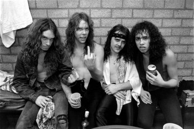 ZWOLLE, NETHERLANDS - 11 Şubat 1984: Hollanda 'daki Zwolle kentindeki IJsselhal' daki ilk konserlerinden hemen sonra soyunma odasında Metallica.