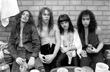 ZWOLLE, NETHERLANDS - 11 Şubat 1984: Hollanda 'daki Zwolle kentindeki IJsselhal' daki ilk konserlerinden hemen sonra soyunma odasında Metallica.