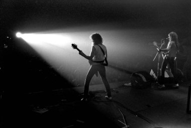 ZWOLLE, The NETHERLANDS - 11 Şubat 1984: Metallica, Hollanda 'daki Zwolle kentindeki IJsselhal' daki ilk konserlerinde sahnede canlı performans sergiledi. Sol Kirk Hammet, sağ James Hetfield, 