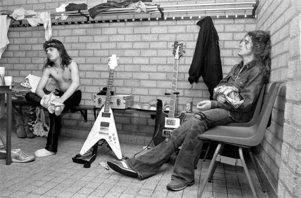 オランダ ズヴォレ 1984年2月11日 ズヴォレ市のイゼルハルでのオランダ初公演直後の脱衣所でのメタリカ — ストック写真