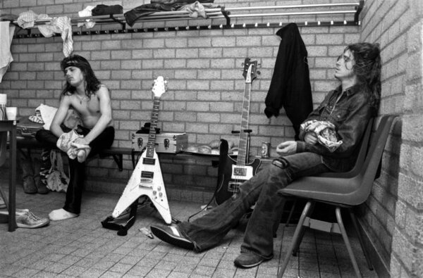 ZWOLLE, THE NETHERLANDS - 11 февраля 1984: Metallica в гримерке сразу после их первого концерта в Нидерландах в Эйсселхале в городе Зволле.