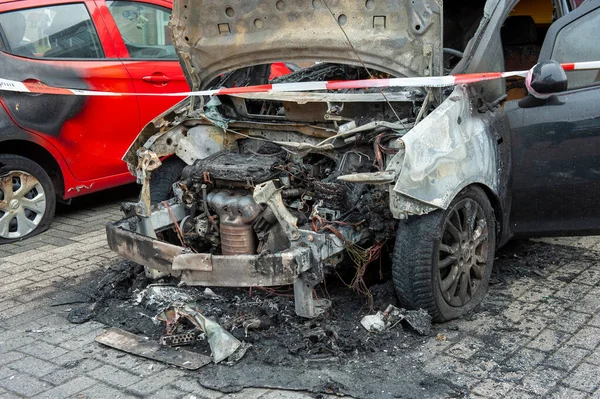 汽车在夜间失火后的残骸 — 图库照片