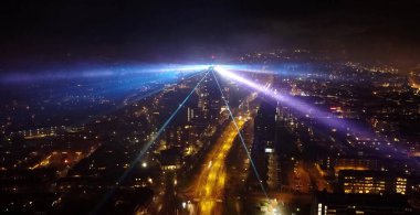 Hollanda 'nın Enschede şehrinin en yüksek kulesinde havai fişek yasağının alternatifi olarak bir lazer ve ışık gösterisi vardı..