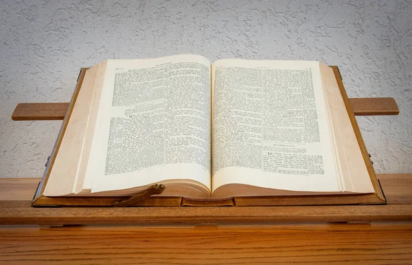 Old Bible Table Baptist Church — Stock Photo, Image