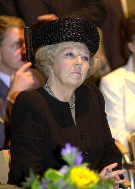 ENSCHEDE, NETHERLANDS - 17 Eylül 2001: Hollanda Kraliyet Kraliçesi Beatrix yeni Enschede belediye binasının açılışında konuşmaları dinliyor.
