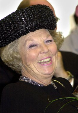 ENSCHEDE, NETHERLANDS - 17 Eylül 2001: Hollanda Kraliyet Kraliçesi Beatrix yeni Enschede belediye binasının açılışında.
