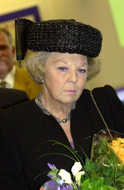 ENSCHEDE, NETHERLANDS - 17 Eylül 2001: Hollanda Kraliyet Kraliçesi Beatrix yeni Enschede belediye binasının açılışında.