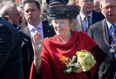 ENSCHEDE, NETHERLANDS - 22 Nisan 2008: Hollanda Kraliyet Kraliçesi Beatrix 2001 'de yangının meydana geldiği yeri ziyaret etti.