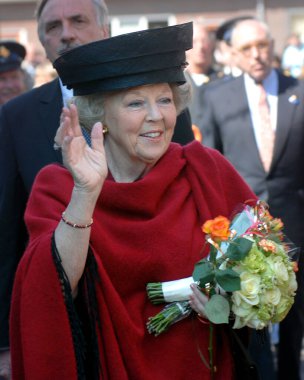 ENSCHEDE, NETHERLANDS - 22 Nisan 2008: Hollanda Kraliyet Kraliçesi Beatrix 2001 'de yangının meydana geldiği yeri ziyaret etti.