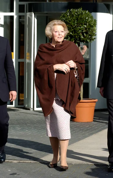 オランダ エンシェード 2006年4月28日 オランダ王妃ビアトリクス女王が公式訪問後 トゥエンテ大学を離れる — ストック写真