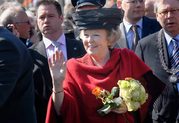 オランダ大使館 オランダ 2008年4月22日 オランダ王妃ビアトリクス殿下が2001年に火災が発生した場所を訪問 — ストック写真