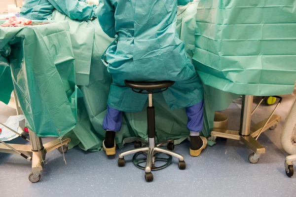 Chirurgo operante in ospedale — Foto Stock