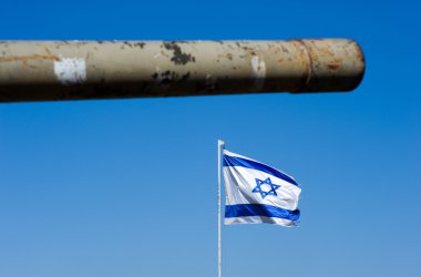 Tank ve Israelien bayrak varil