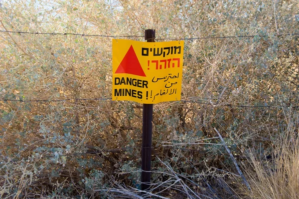 Panneau d'avertissement avec Danger Mines — Photo