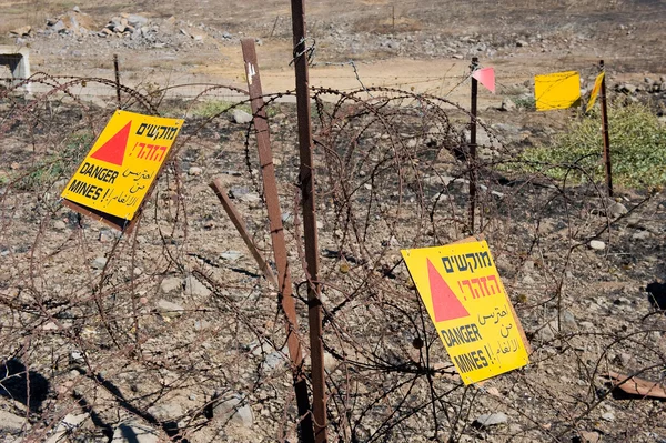 Sinais de alerta com minas de perigo — Fotografia de Stock