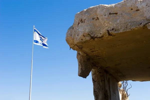 Bunker et drapeau sur les hauteurs du Golan — Photo