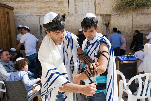 Bar mitzva ritual vid klagomuren — Stockfoto