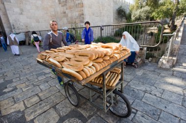 Ekmek taşıyıcı üç tekerlekli bisiklet üzerinde