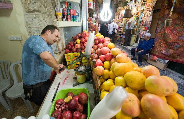 Fazendo suco de romã — Fotografia de Stock