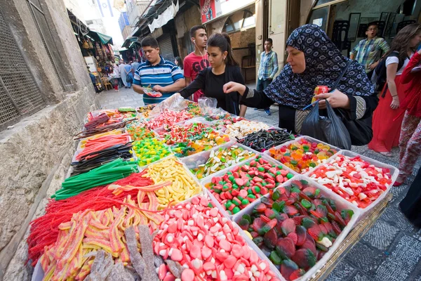 Süßigkeiten kaufen in jerusalem — Stockfoto