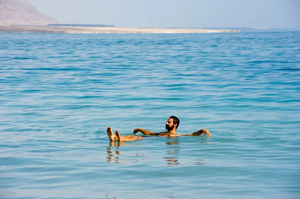 漂浮在死海 — 图库照片