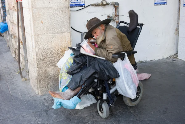 Hombre sin hogar en silla de ruedas —  Fotos de Stock