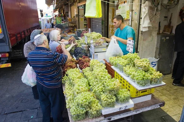 Druiven op de markt — Stockfoto