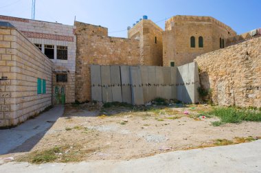 Bir ara sokakta kapanış blokları