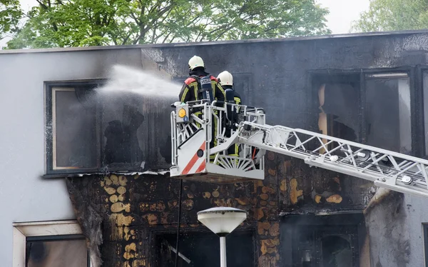 Brandweerlieden aan het werk — Stockfoto