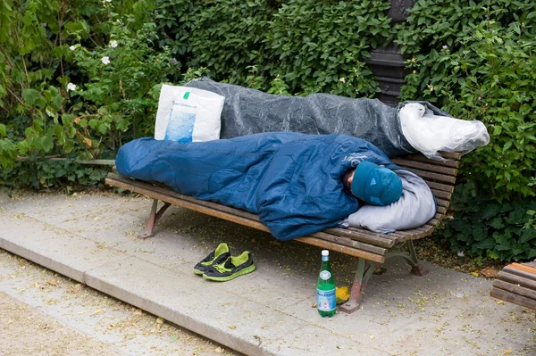 ホームレスの男が寝ていた — ストック写真