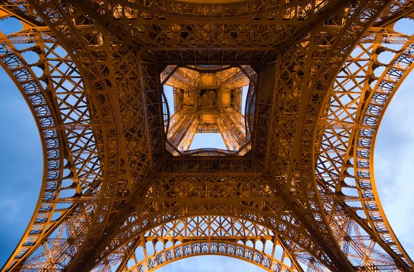 Torre Eiffel en el crepúsculo — Foto de Stock