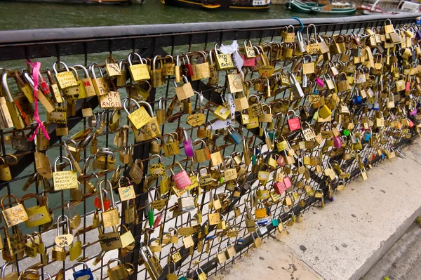 Vorhängeschlösser auf Brücke — Stockfoto