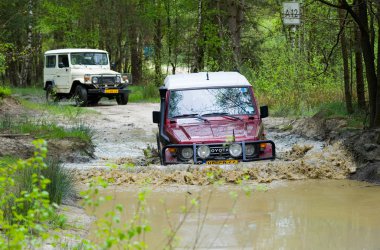 Dört çamurlu yolda sürücü tekerlek