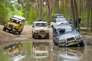Dört çamurlu yolda sürücü tekerlek