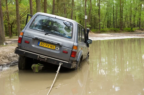 Vier wiel aandrijving op modderige weg — Stockfoto