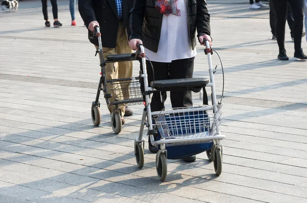 Elderly couple on street — Stock Photo, Image