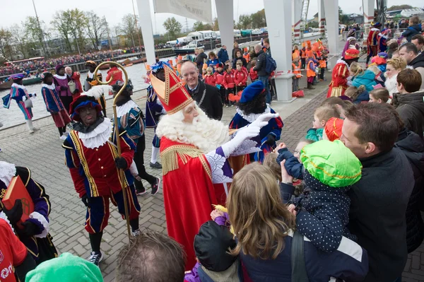 Sinterklaas saluto i bambini — Foto Stock