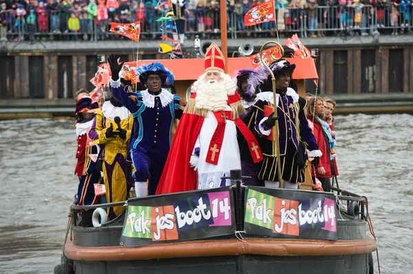 Sinterklaas aankomen op boot — Stockfoto