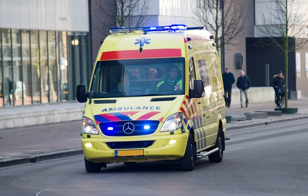 Ambulans med lamporna på — Stockfoto