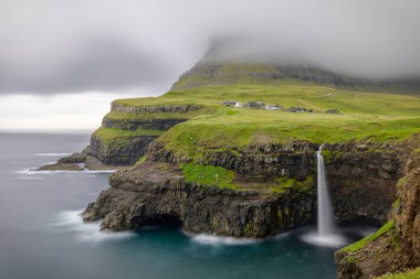 Mulafossur şelalesinin manzarası, Vagar Faroe Adaları