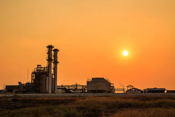 Planta eléctrica y puesta del sol cielo Desenfoque fondo —  Fotos de Stock