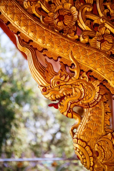 仏教寺院の壁に木彫りの龍 — ストック写真